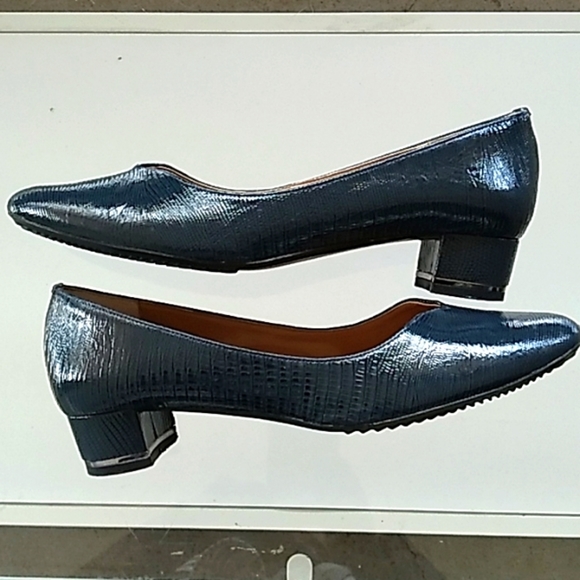 Beautiful Blue Snakeskin J.Renee Bambalina 8.5 M Flats - Picture 3 of 9